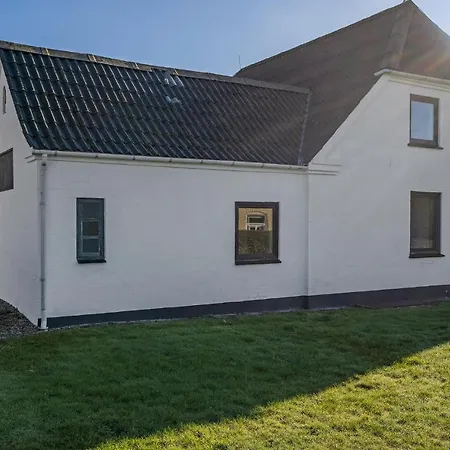 Holiday home Stunning In With Kitchen